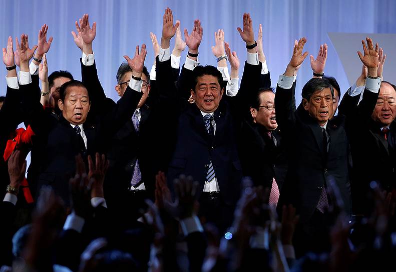 Премьер Японии провел перестановки в правительстве