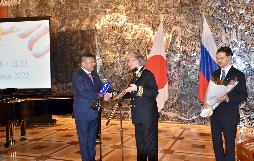 Вице-президента Федерации самбо Японии наградили благодарственным письмом Минспорта России