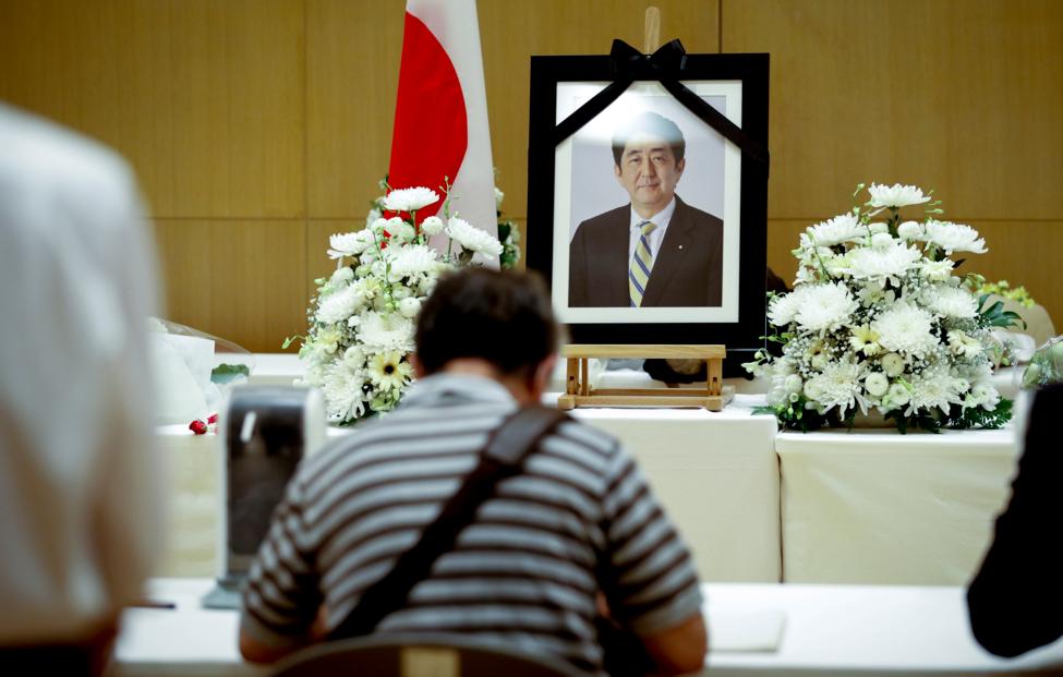 Жители Японии приносят цветы к месту убийства Синдзо Абэ в годовщину трагедии