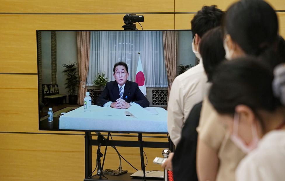 Премьер Японии пообещал добиваться конкретных результатов, говоря о падении рейтингов