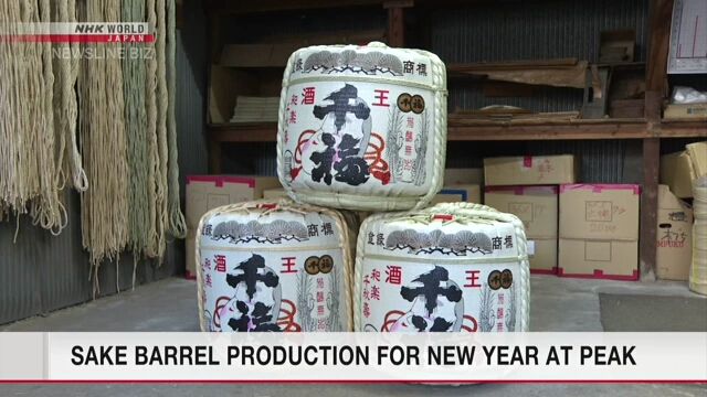 Производство бочонков для сакэ к Новому году находится в самом разгаре