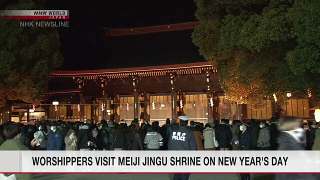 В первый день Нового года толпы людей посещают синтоистский храм Мэйдзи Дзингу в Токио