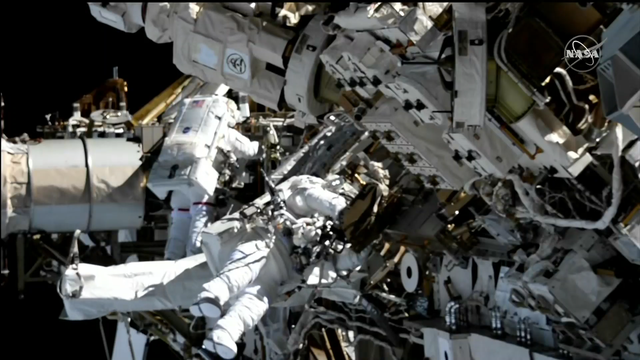 Японский астронавт совершил второй выход в открытый космос