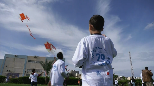 Дети в секторе Газа запустили воздушных змеев в преддверии годовщины стихийных бедствий в Японии
