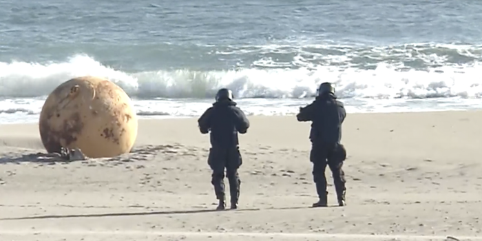 СМИ: на побережье Японии обнаружили еще один металлический шар неизвестного происхождения