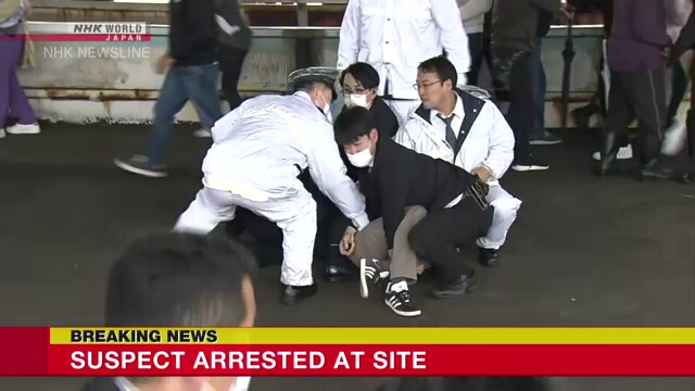 Согласно источникам, премьер-министр Японии Кисида Фумио не пострадал после того, как перед его выступлением прозвучали взрывы