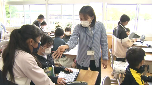 По данным опроса, большинство учителей в Японии все еще работают дольше установленного законом времени