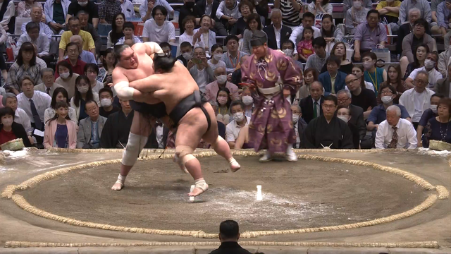 Летний чемпионат сумо открылся поражениями всех ёкодзуна и одзэки
