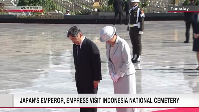 Императорская чета Японии посетила кладбище в пригороде Джакарты