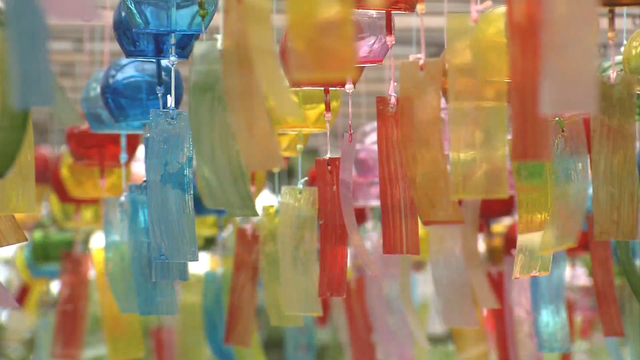 В храме в Оцу на западе Японии звенят 2 тыс. стеклянных ветряных колокольчиков