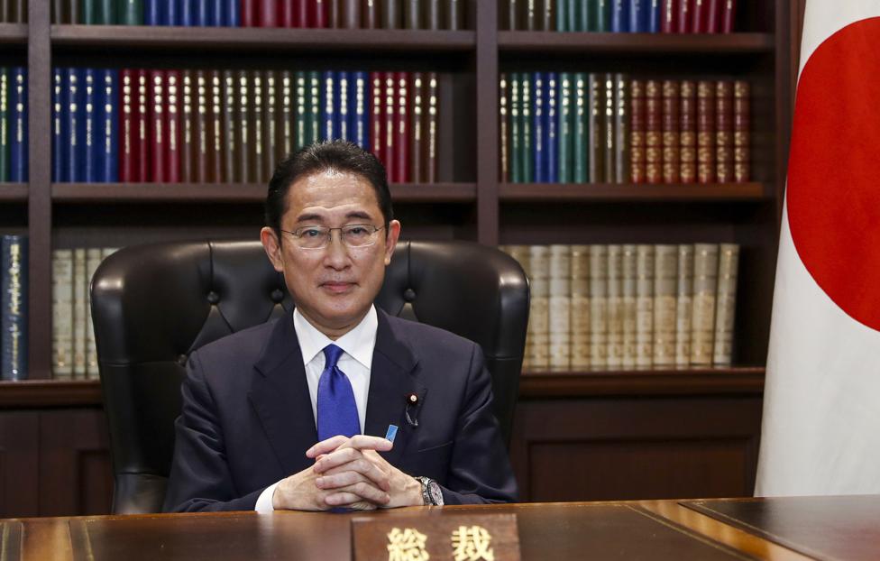 Премьер Японии заявил, что Токио продолжит помогать Киеву в разминировании