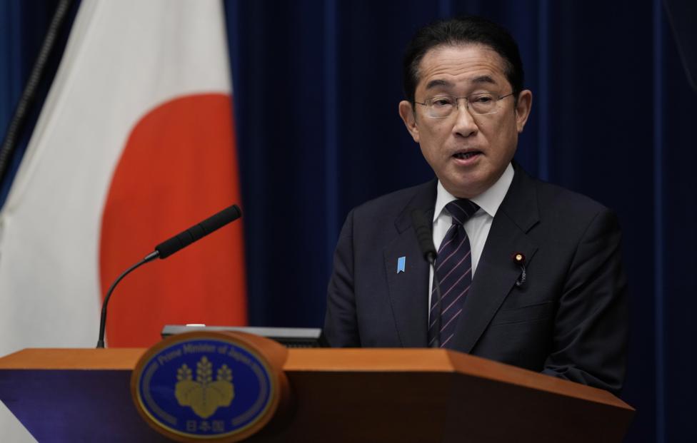 Премьер Японии в 2022 году заработал более $267 тыс.