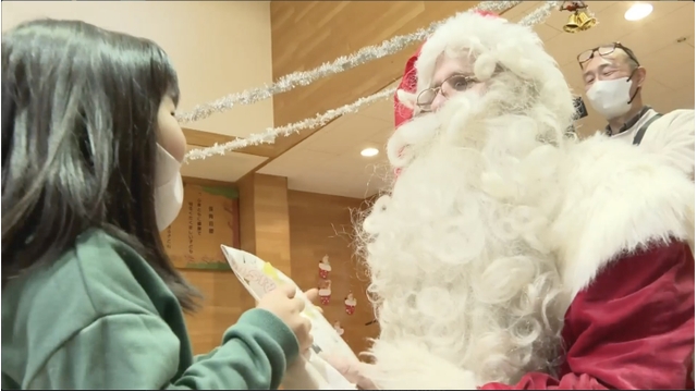 Санта-Клаус пришел в детский сад в префектуре Иватэ