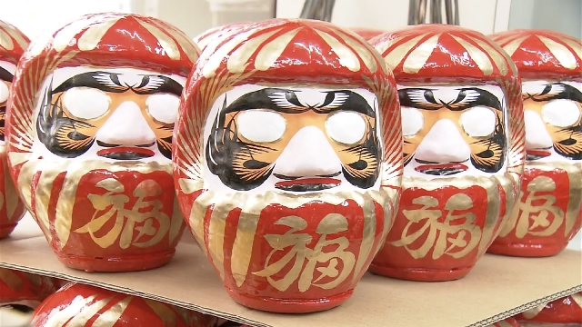 В японском городе Кофу в самом разгаре производство традиционных кукол Косю-дарума