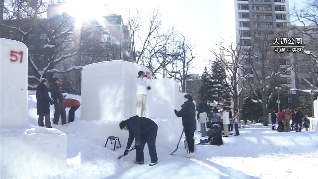 Жители города Саппоро начали сооружать снежные скульптуры к предстоящему фестивалю