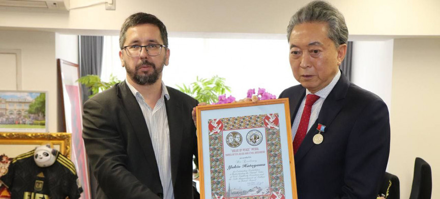 Бывший премьер Японии награждён еврейской медалью