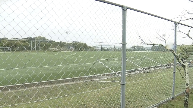 От молнии, ударившей в футбольное поле средней школы Миядзаки, пострадали 18 человек