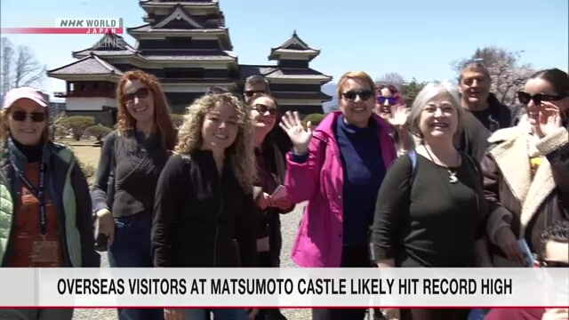 Число иностранных посетителей замка Мацумото, вероятно, достигло рекордно высокого уровня