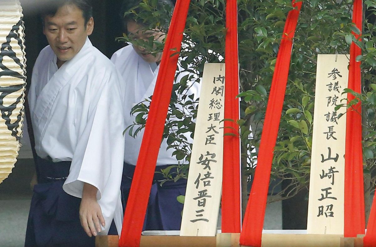 Премьер Японии направил подношение считающемуся символом милитаризма храму Ясукуни