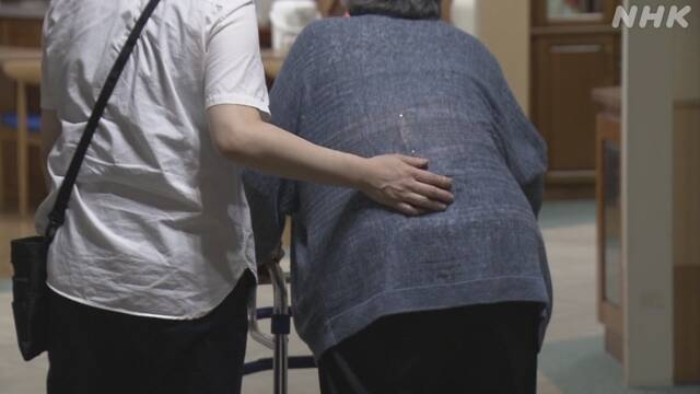 Пожилые люди в Японии с апреля платят в среднем на 3,5% больше за страхование по уходу за престарелыми
