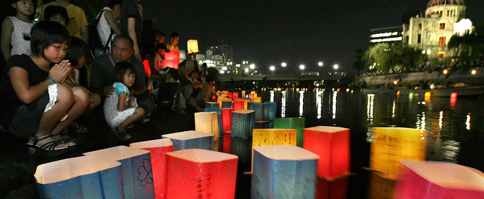 В Хиросиме по реке пустили фонарики в память жертв атомной бомбардировки