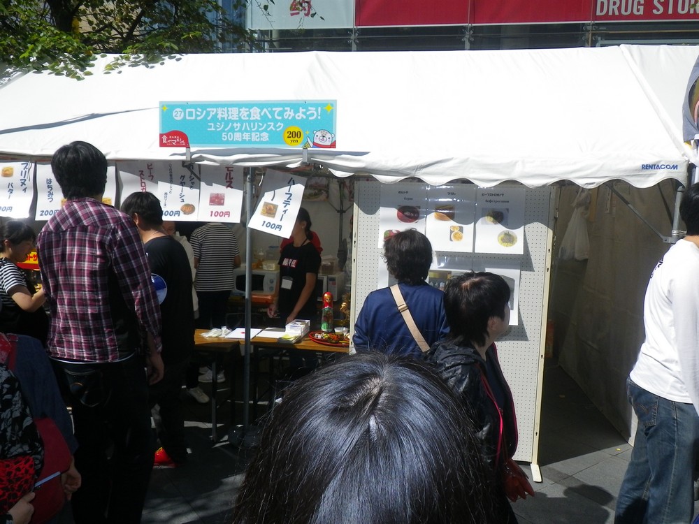 Участники гастрономического фестиваля в Асахикаве съели 250 литров борща, приготовленного сахалинскими поварами