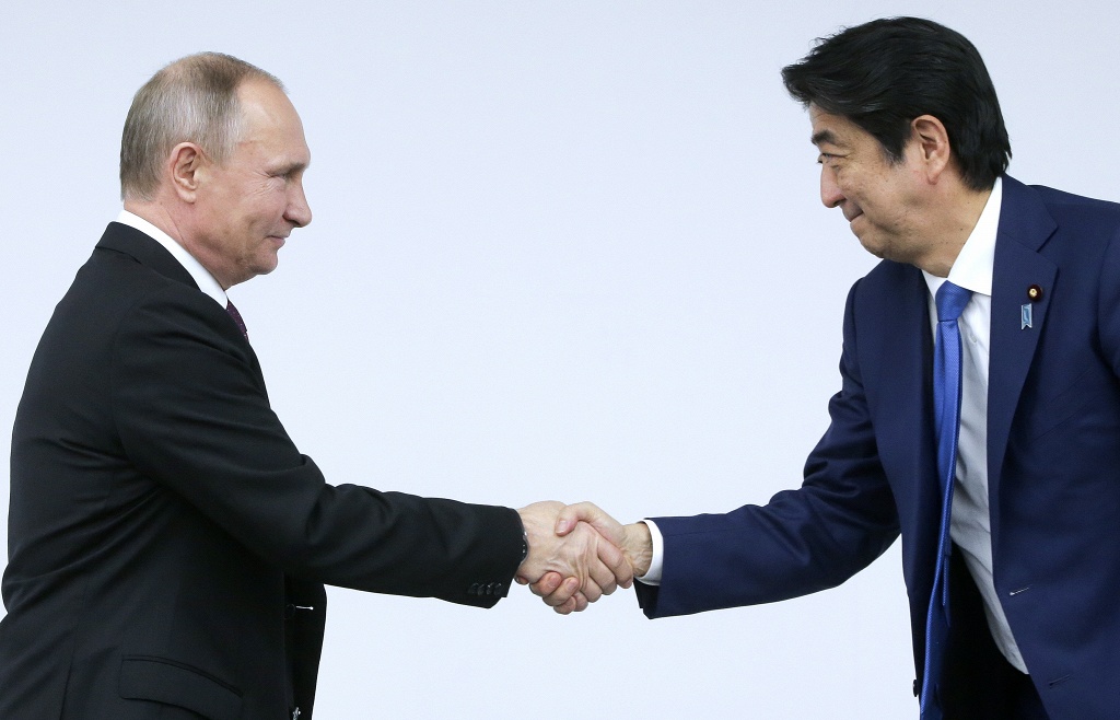 Абэ заявил, что хочет решить территориальный вопрос с РФ при жизни своего поколения