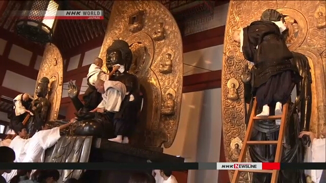 В буддийском храме Якусидзи в Нара провели ежегодную уборку