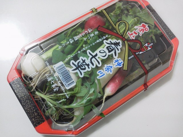 Каждый год 7 января японцы едят горячую рисовую кашу с весенними травами