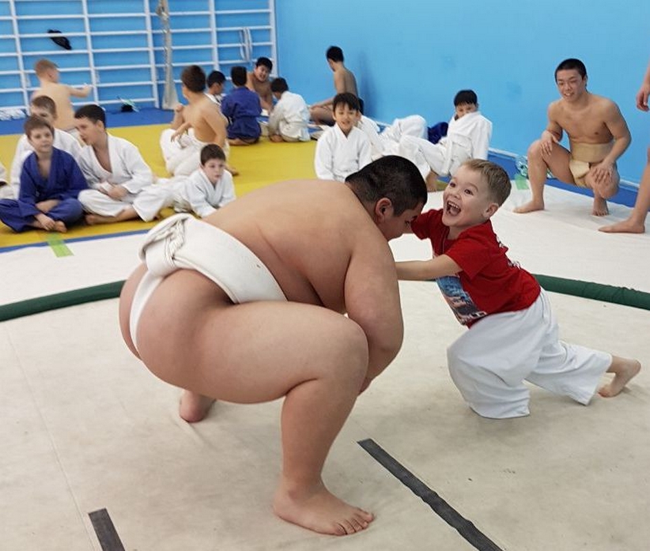 Спортсмены из Японии посетили Сахалин с мастер-классами для популяризации сумо
