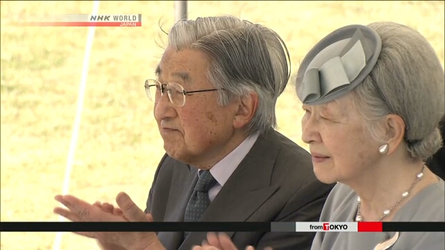 Император Японии и его супруга посмотрели демонстрацию каратэ в префектуре Окинава