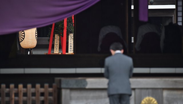 Абэ направил подношение в «милитаристский» храм Ясукуни