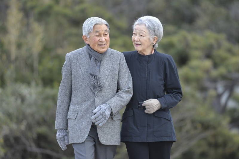 Императорская чета Японии провела свой последний прием гостей в императорском саду