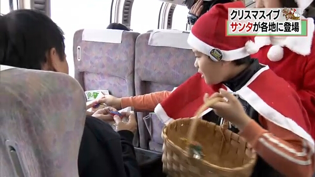 Рождественский поезд промчал туристов по заснеженному Хоккайдо
