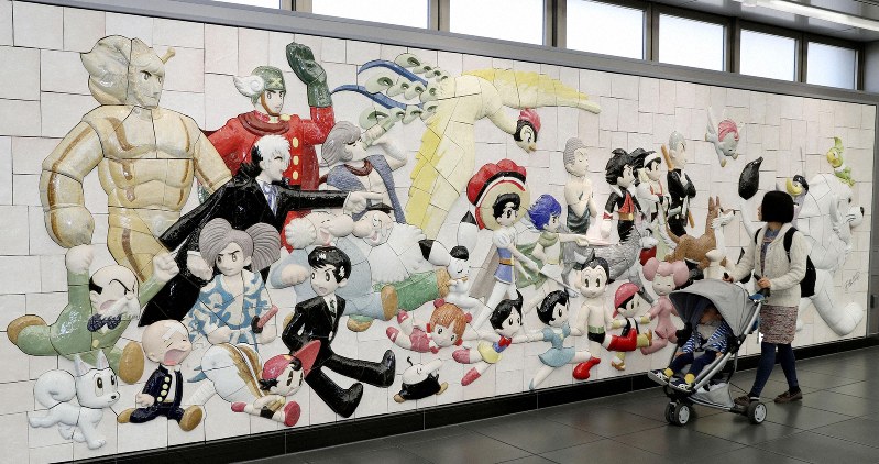 Рельефная плита с персонажами Осаму Тэдзука установлена на станции в Токио