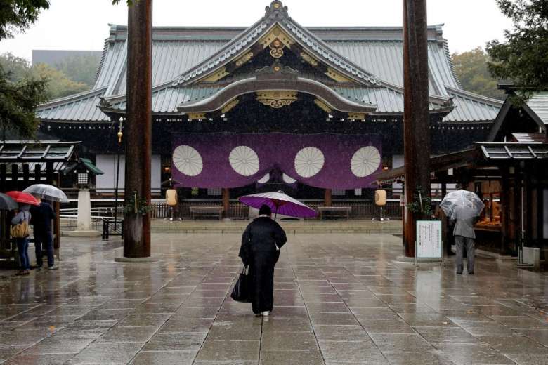Члены кабмина и руководство правящей партии Японии посетили храм Ясукуни