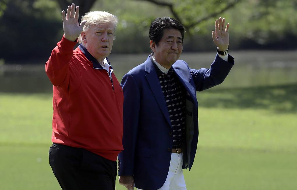Абэ и Трамп сыграли в гольф в компании гольфиста Исао Аоки