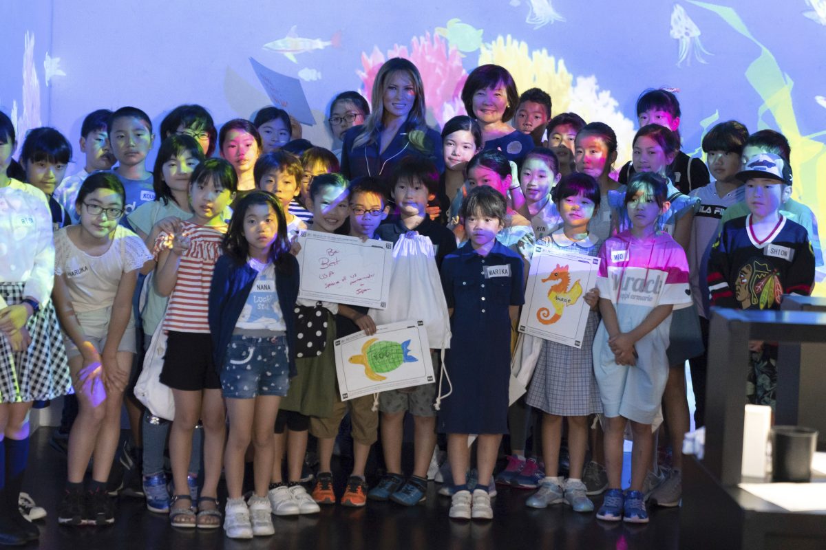 Меланья Трамп посетила музей цифрового искусства в Токио и раздала автографы детям