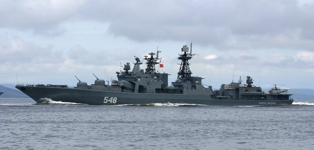 Российские и японские корабли на учениях освободили судно от «пиратов»