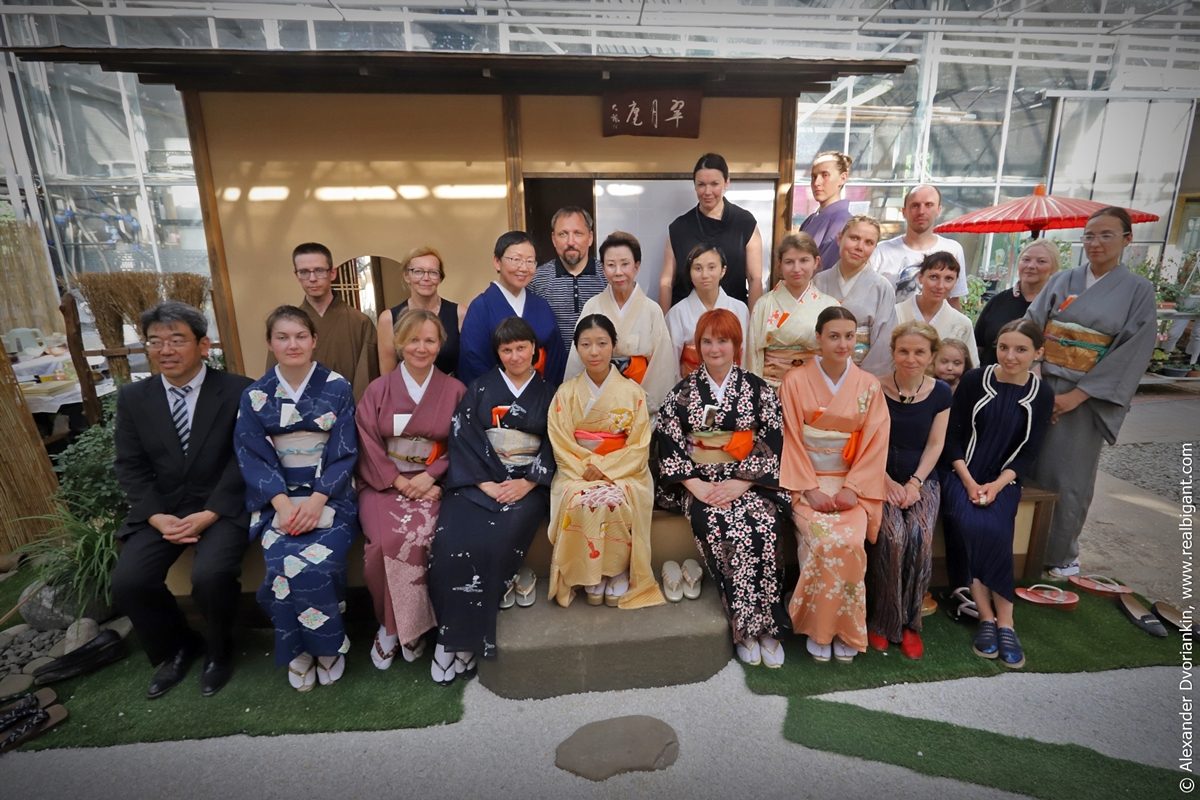 Церемония открытия чайного домика «Суйгэцуан» школы Омотэ Сэнке в Москве