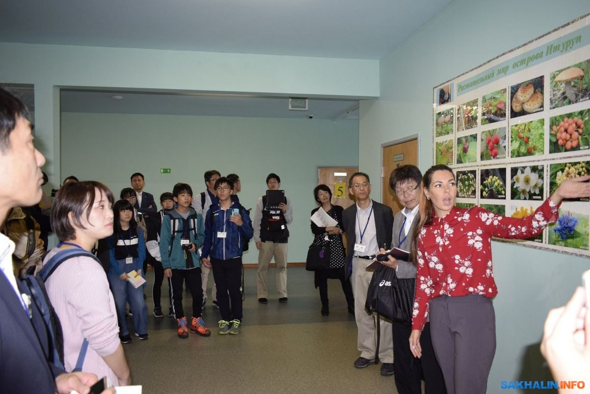 Российские и японские школьники слепили «Чашу добра» и вырастили громадный одуванчик