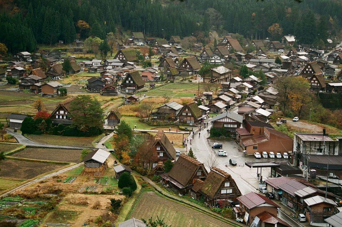 Внесенная в список Всемирного наследия деревня в центральной Японии проводит противопожарные учения