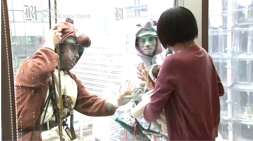 В Японии мойщики окон одеваются как астральные знаки