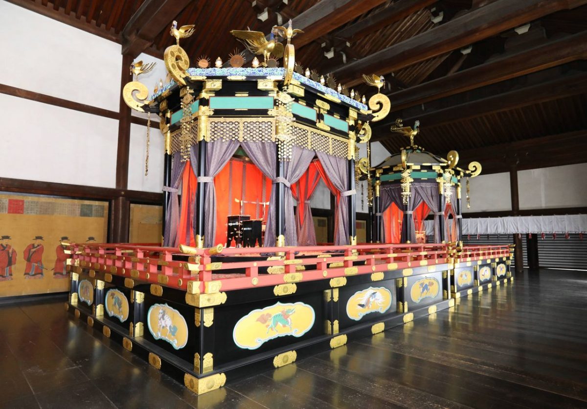 Троны императора и императрицы Японии выставлены на обозрение широкой публики в Токийском национальном музее