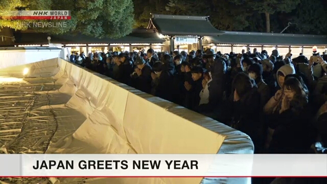 Люди спешат посетить святилище Мэйдзи дзингу, чтобы испросить удачи в новом году