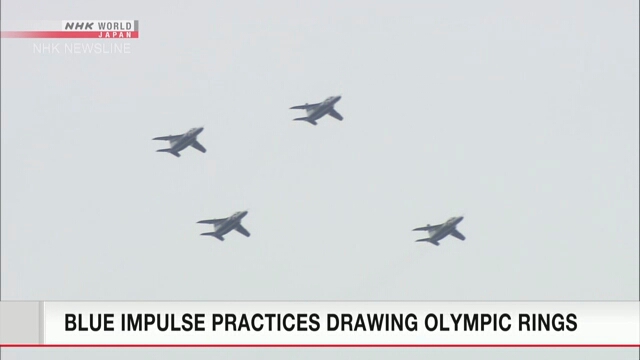 Авиационная пилотажная группа воздушных Сил самообороны Японии готовится к церемонии прибытия Олимпийского факела