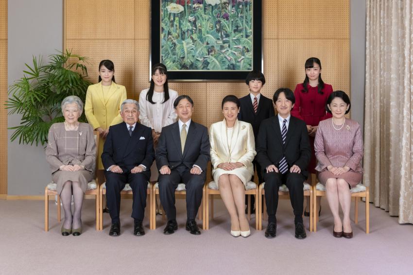 Японский премьер представил доклад о расширении круга наследников императора