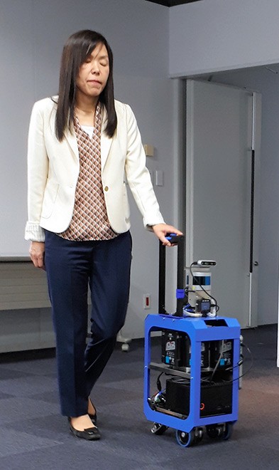 В Японии создали робота-поводыря. Он похож не на собаку, а на чемодан