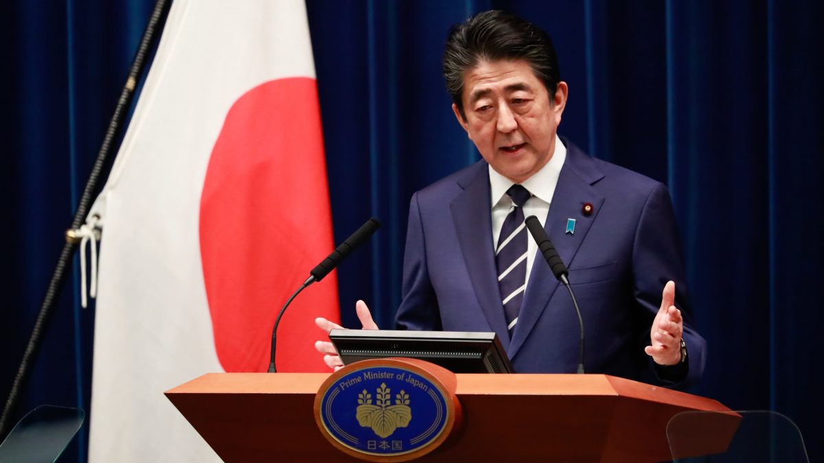 Японский премьер отверг вероятность закрытия городов в стране из-за пандемии