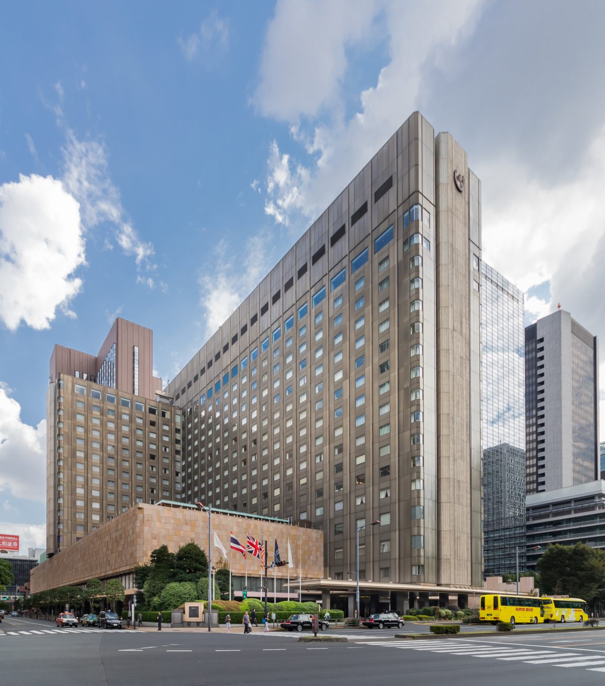 Власти Японии арендовали более 1 тыс. отелей для больных COVID-19 с легкими симптомами